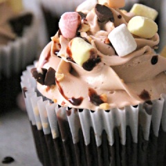 Những chiếc bánh cupcake chocolate chip xốp mềm, ngọt ngon vừa có vị béo vừa có chút đăng đắng, ăn vào tạo cảm giác ngon miệng mà không bị ngán đâu đấy. Lưu công thức lại và thử làm ngay nhé.