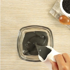Cho 1 muỗng cà phê bột rau câu dẻo vào tô, cho vào 300ml nước mè đen khuấy đều, để 5 phút cho bột nở rồi đem đun sôi, cho 1 muỗng canh mè trắng vào, sau đó đổ vào khuôn bánh flan.