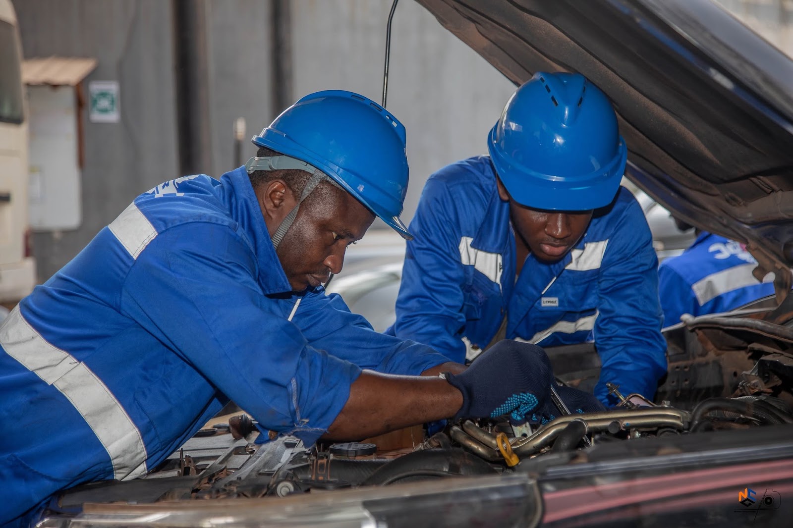 Techniciens qualifiés du Garage Auto HR en intervention