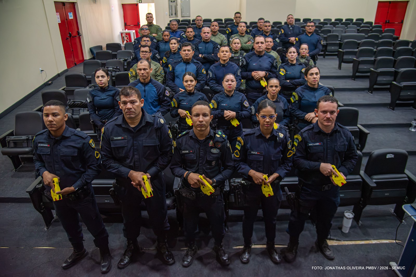 Instrutor da Guarda Municipal de Boa Vista demonstra o manuseio técnico da Taser X2 para os agentes da corporação