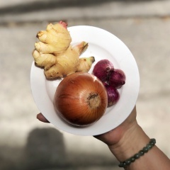 Để nguyên củ hành tây, gừng và hành tím lên chảo nướng sơ. Cách làm này sẽ làm phần nước dùng ngon và đậm vị hơn nhé!
