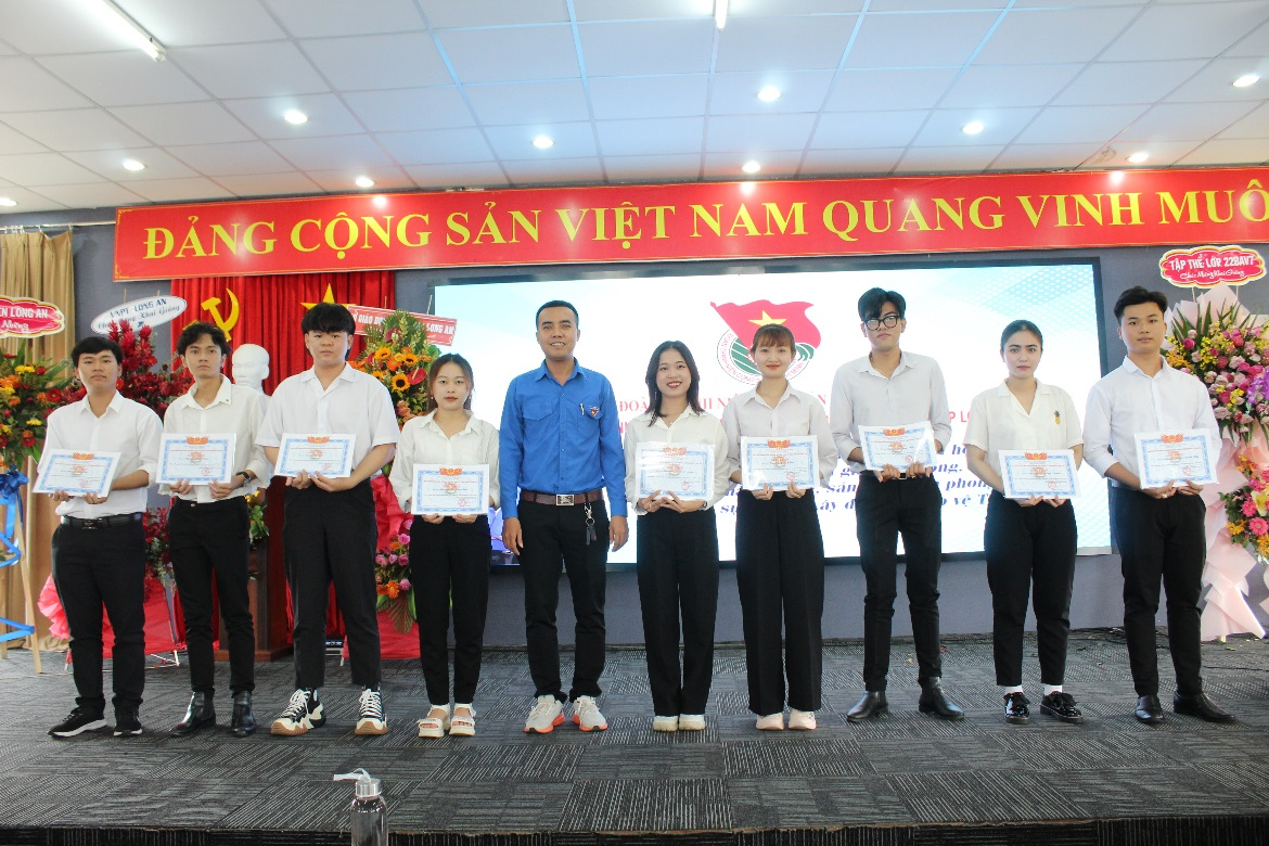 Tuyên dương khen thưởng các đồng chí có nhiều đóng góp trong hoạt động văn nghệ Nhà trường.