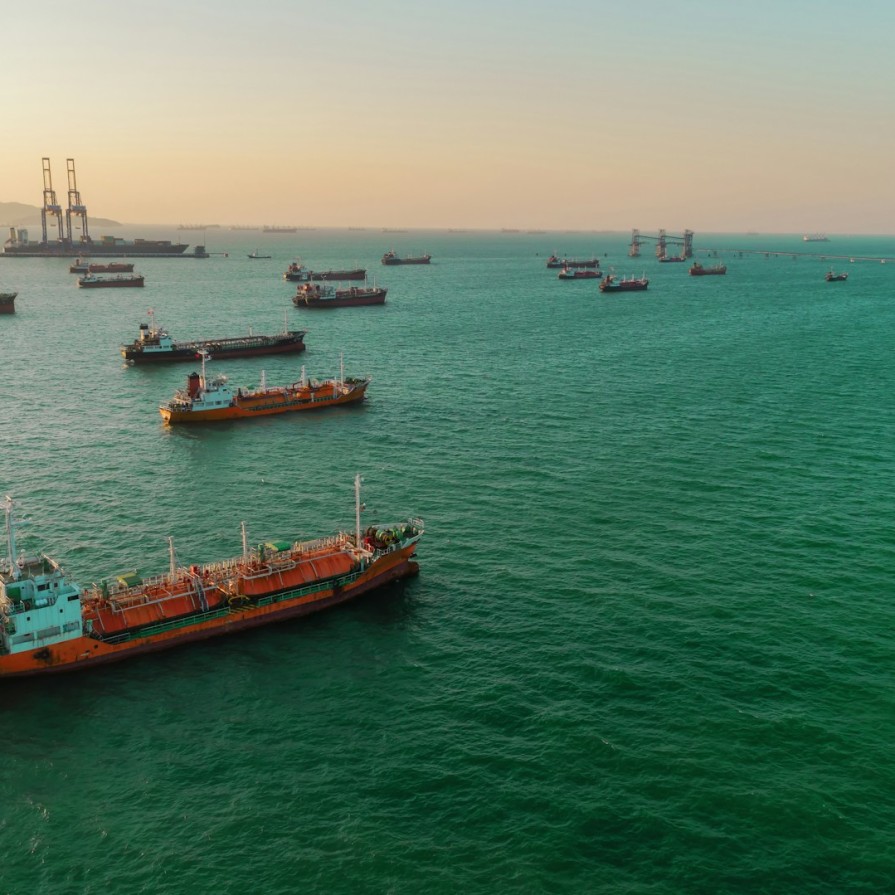 "Halliburton, Valero và 3 Cổ Phiếu Khác Sẵn Sàng Đón Nhận Hòa Bình Mong Manh Tại Hormuz"