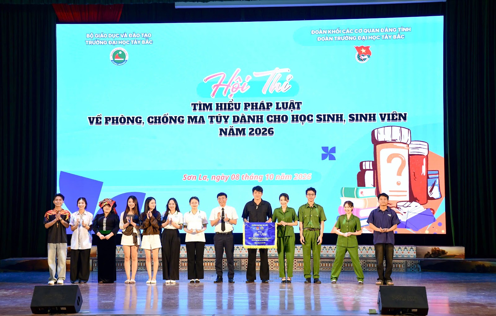 TS. Hoàng Ngọc Anh - Ủy viên Ban Thường vụ Đảng ủy, Phó Hiệu trưởng Nhà trường trao giải Nhì cho đội thi khoa Tiểu học - Mầm non