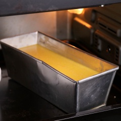 Cho phần táo xay nhuyễn, tiếp đó đổ hỗn hợp kem trứng vào khuôn. Xếp khuôn flan vào khay nướng và đổ nước gần ngập khay. Nướng bánh trong 1 tiếng rưỡi hoặc dùng que nhọn để kiểm tra.