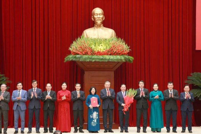 Công bố các Quyết định của Bộ Chính trị về công tác cán bộ - Đài Phát thanh và truyền hình Hà Nội