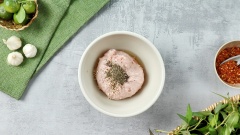Cho 200gr giò sống vào tô, thêm 1 muỗng cà phê dầu ăn, 1/2 muỗng cà phê tiêu và 1/2 muỗng cà phê hạt nêm. Dùng muỗng trộn và quết đều cho giò sống thấm đều gia vị và có độ dẻo dai. Sau đó, vo giò sống thành từng viên nhỏ và hấp chín trong lò vi sóng khoảng 2 phút.