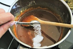 Khi bơ đã tan chảy thì chế heavy cream vào, liên tục dùng muỗng khuấy. Để caramel sôi 1 phút thì tắt bếp. Cuối cùng cho muối vào khuấy đều. Đợi sốt nguội cho vào hũ thủy tinh và dùng dần.