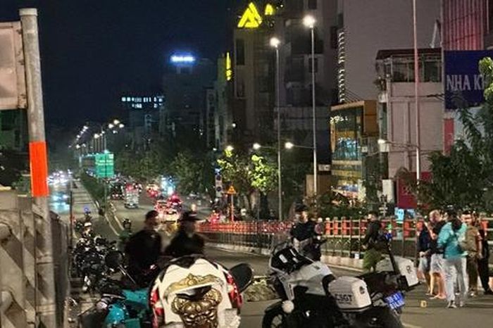 Tai nạn nghiêm trọng trên cầu vượt Hoàng Hoa Thám - Báo Người Lao Động