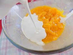Sau đó cho kem và nước cốt chanh vào trộn chung, cuối cùng đổ 1 phần gelatine vào khuấy đều.