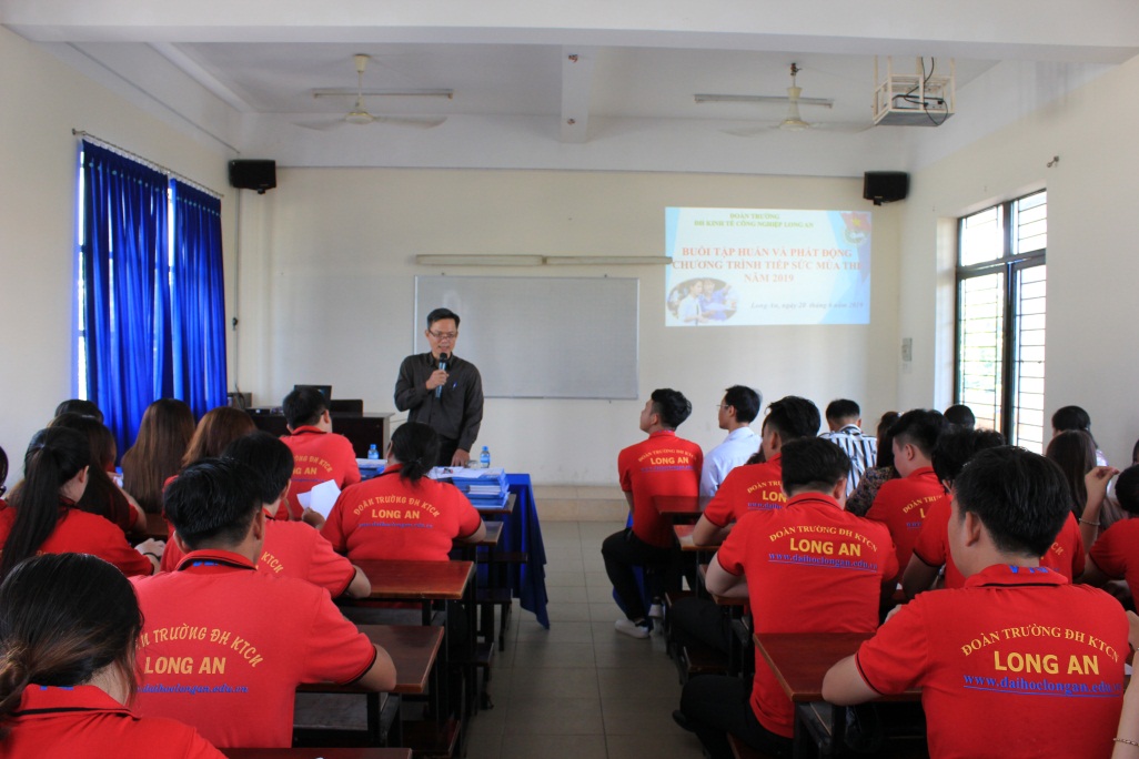 Th.S Nguyễn Minh Khoa, Trưởng phòng Quản lý đào tạo -  Tuyển sinh hướng dẫn công tác Tiếp sức mùa thi