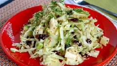 Cho phô mai, nho khô, táo, hạt mè trắng vào bắp cải và trộn đều mọi thứ với nhau cho đến khi ngấm đều. Bày ra đĩa là có thể dùng được.