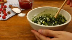 Cho bột matcha trộn đều cùng đường bột trong một tô lớn. Tiếp đến cho bơ đun chảy vào tô hỗn hợp bột matcha và đường, trộn đều một lần nữa để các nguyên liệu hòa quyện với nhau