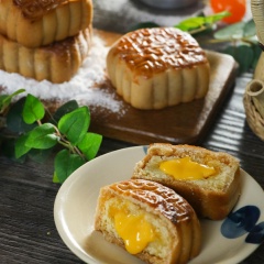 Khi ăn hâm lại bánh trung thu lava trứng muối trong lò vi sóng cho lớp nhân trứng muối tan chảy. Vỏ bánh nướng mềm và không bị khô bao bọc bên trong 2 lớp nhân đậu xanh và nhân trứng muối tan chảy vàng ươm beo béo cực hấp dẫn. Có công thức rồi, triển ngay cho mùa trung thu này thêm đặc biệt và ý nghĩa cả nhà nhé!