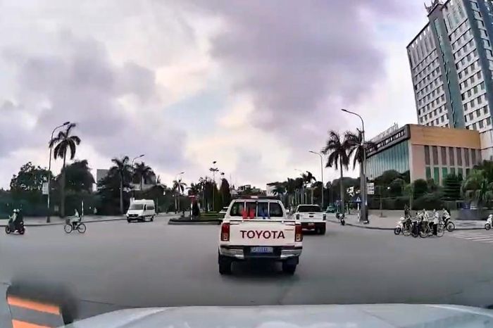 Cảnh sát giao thông dẫn đường đưa bé gái gần 2 tuổi viêm ruột thừa đi cấp cứu - Báo Pháp Luật TP.HCM