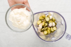 Hành tây băm nhỏ. Tỏi lột vỏ. Cho 232g sốt mayonnaise, 150g dưa muối cắt nhỏ, thì là tươi, 1 muỗng cà phê nước cốt chanh, 1 muỗng cà phê đường, tiêu, hành tây và tỏi vào máy sinh tố. Xay thật nhuyễn mịn hỗn hợp là xong rồi đó.