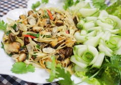 Cho món ốc bươu xào sả ớt thơm ngon ra đĩa, trang trí thêm ít dưa leo, ngò rí, dùng với cơm trắng. Vị cay thơm, đậm đà của những miếng thịt ốc bươu xào sả ớt chắc chắn khiến bữa cơm gia đình thêm ăn ngon và hấp dẫn hơn đấy.