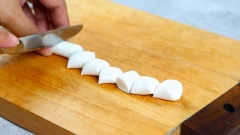 Cách làm phần vỏ bột lọc: cho vào tô 150gr bột năng, 1/2 muỗng cà phê muối, 1 muỗng cà phê đường và 1 muỗng cà phê dầu ăn, trộn đều tô bột. Đun nước sôi, cho từ từ 80ml nước vào tô, vừa cho vừa khuấy đều đến khi không còn bột khô. Dùng tay nhào đến khi tạo thành một khối bột mịn. Chia bột ra thành nhiều phần nhỏ, se bột thành khối dài rồi cắt ra thành những miếng nhỏ. Vo viên tròn từng miếng bột sau đó ấn dẹt, múc 1 phần vừa đủ nhân heo quay vào giữa rồi gói lại chặt tay.