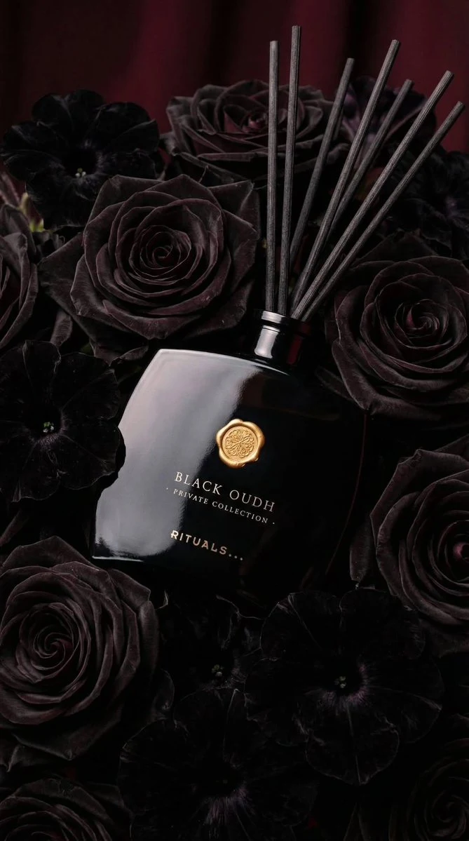 Fotografía ultrarrealista de difusor de caña de oud negro