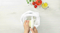 Để viên xíu mại ngon hơn, hãy bào mỏng 50gr của sắn và vắt ráo nước bạn nhé!