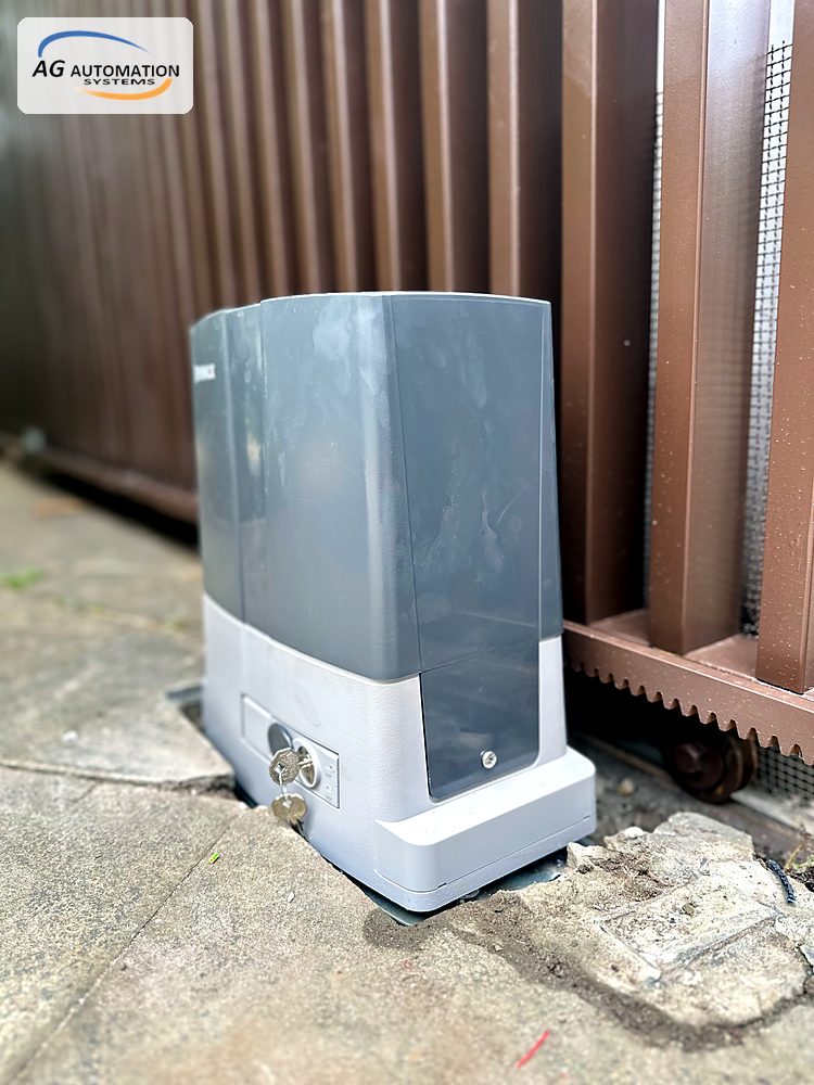Motor cổng lùa Beninca đặt sát cánh cổng nan gỗ, thanh răng chạy dọc chân cổng