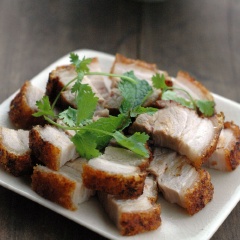 Lấy thịt ra cho ráo dầu rồi chặt thành miếng vừa ăn.