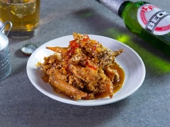 Cuối cùng trình bày cánh gà ra đĩa, đừng quên rắc thêm chút hạt mè lên cho dậy mùi thơm nhé!