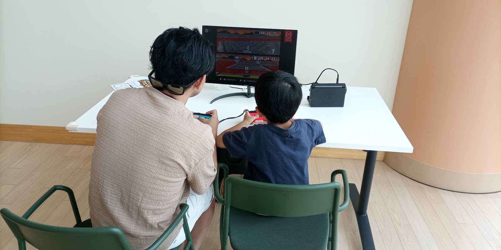 レトロゲームを大人と子供が一緒に楽しむ様子