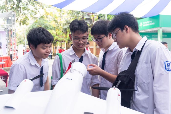 Hơn 5.000 học sinh THPT tìm hiểu ngành khoa học công nghệ - Đài Phát thanh và truyền hình Hà Nội