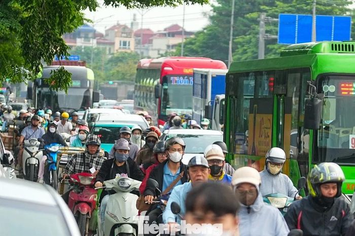 Dòng phương tiện nối dài trở lại Thủ đô sau kỳ nghỉ Giỗ Tổ - Báo Tiền Phong
