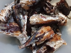 Cho dầu ăn vào chảo nóng. Chiên vàng cá đều 2 mặt, sau đó vớt cá ra.