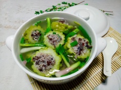 Khi canh khổ qua chín thì nêm nếm lại gia vị cho vừa miệng rồi cho tiêu, hành lá vào thì tắt bếp. Múc canh ra bát dùng với cơm trắng, cá kho như trên thật là ngon tuyệt. Cách làm canh khổ qua nhồi thịt băm chế biến vô cùng đơn giản và nhanh chóng. Bát canh khổ qua giàu chất dinh dưỡng và thanh mát sẽ rất thích hợp với bữa cơm tối của gia đình trong những ngày nắng.