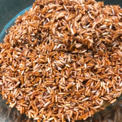 Cho gạo vào nồi, đổ nước, lưu ý nước phải chiếm 2/3. Do đặc tính gạo lứt cứng nên phải co nhiều nước khi nấu mới thưởng thức được vị mềm, dẻo, thơm của cơm.