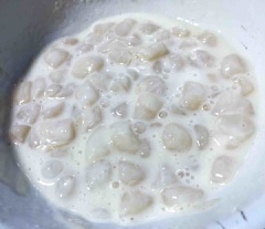 Ngâm sò điệp đông lạnh vào nước để rã đông nếu có. Rửa sạch sò điệp với nhiều nước, dùng khăn giấy thấm ráo nước, cho vào tô lớn. Thêm vào 1 lòng trắng trứng gà và 1.5 muỗng canh bột giòn khuấy đều, để yên khoảng 10 phút.