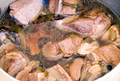 Đậy chảo lại vào đun sôi liu riu trong 2 giờ hoặc cho đến khi thịt mềm, tách ra khỏi sườn.
