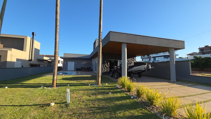 A casa dos sonhos para viver a poucos passos da represa — moderna, completa e em localização privilegiada