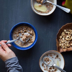 Múc chè ra bát và thưởng thức. Món chè bùi béo, từng hạt đậu phộng chín mềm thơm mùi nước cốt dừa cùng lá dứa chắc chắn sẽ không khiến bạn thất vọng!