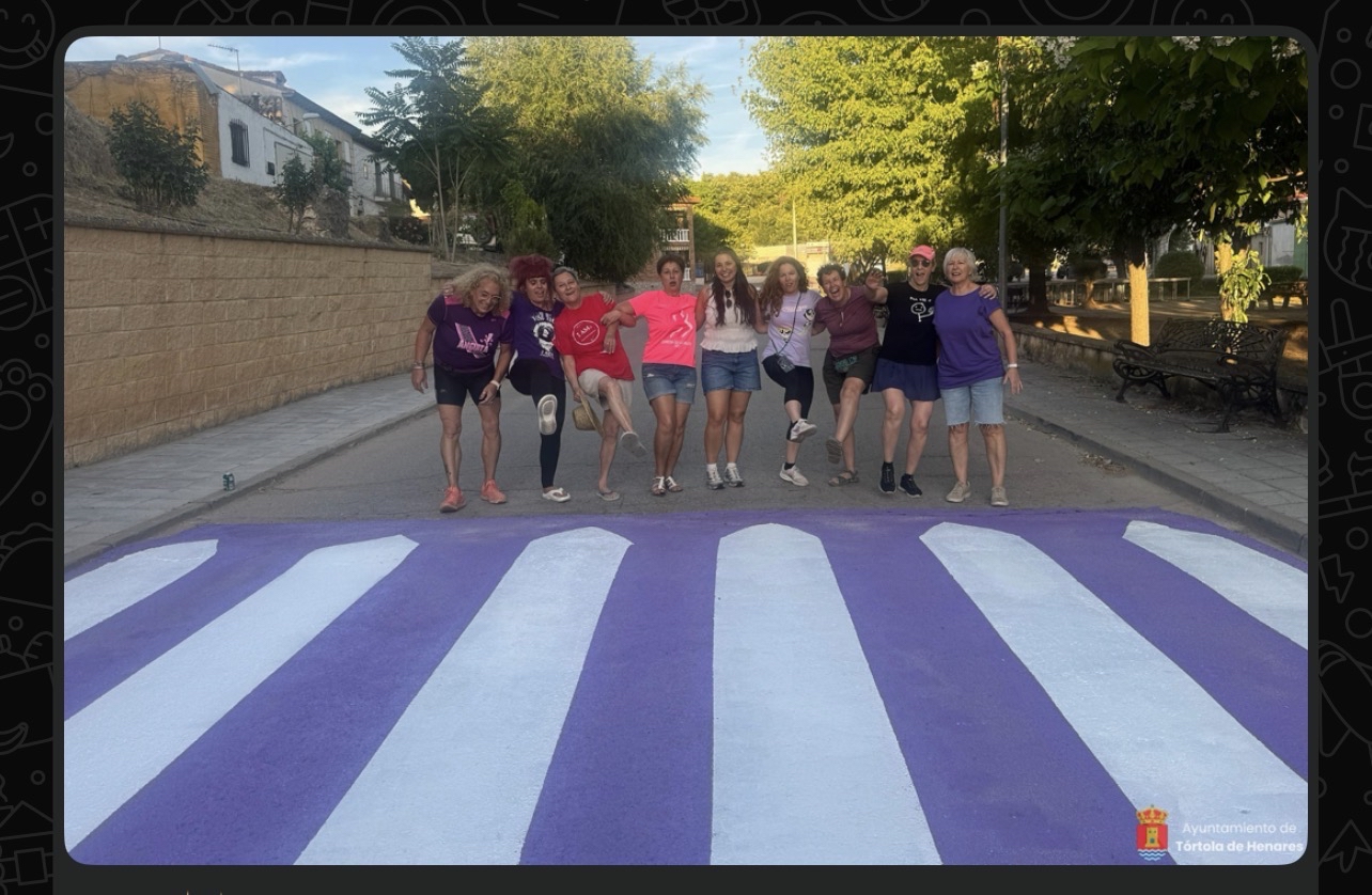 Mujeres de Tórtola transforman un paso de peatones en arte y reivindicación