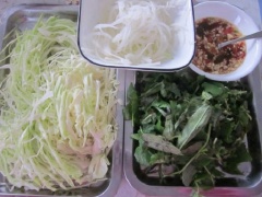 Hành tây, bắp cải cắt sợi, rau răm rửa sạch.