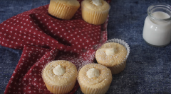 Khi ăn có thể rắc ít đường bột lên mặt bánh để trang trí cho đẹp mắt nhé! Bánh cupcake Hokkaido với những chiếc bánh nướng nở mềm xốp, quyện cùng nhân kem béo mịn hấp dẫn. Món bánh dùng lạnh sẽ ngon hơn.