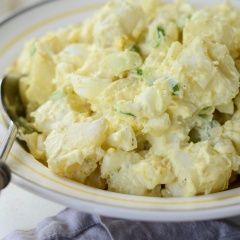 Bày salad khoai tây ra dĩa và thưởng thức. Cách làm salad khoai tây sốt mayonnaise rất đơn giản và dễ với vị ngon ngất ngây, beo béo mà không hề ngán. Bạn hãy nhanh chóng lưu lại công thức ngay nhé.
