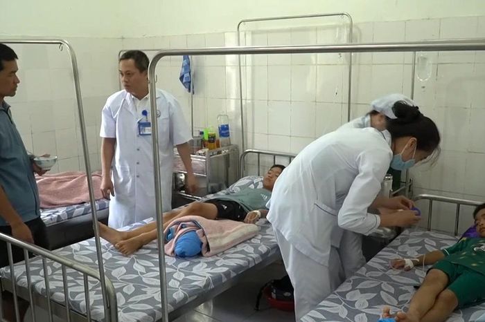 [Video] Bộ Y tế yêu cầu điều tra vụ 46 người nghi ngộ độc thực phẩm tại Quảng Trị - Báo Nhân Dân