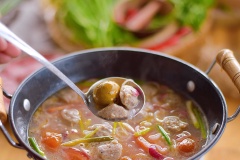 Cuối cùng thêm 100gr bò viên cắt đôi vào nồi, nấu thêm 10 phút cho ngọt nước, thêm tí ớt sừng và hành lá cắt khúc cho đẹp mắt rồi thưởng thức thôi. Dọn lẩu ra ăn cùng với bắp bò, rau muống, rau má, cải bẹ xanh. Pha thêm chén chao sa tế mặn ngọt để chấm với thịt bò và bò viên là hết sẩy.