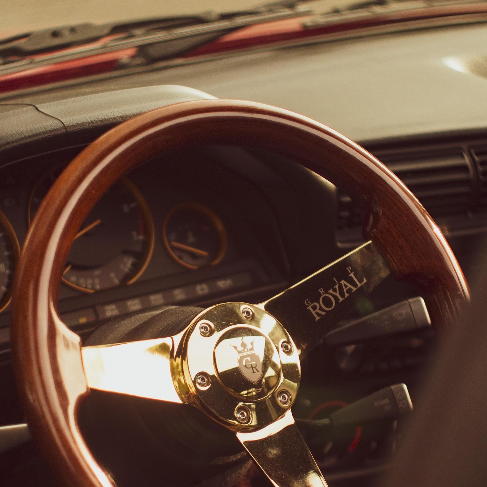 Download Golden Spoke Wood Steering Wheel 4K iPhone