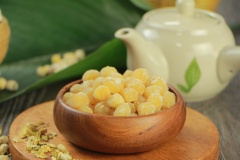 Mứt hạt sen trà lài thơm lừng mùi trà, vị béo bùi của hạt sen, ngọt ngọt thơm thơm sẽ khiến bạn ăn mãi không dừng. Nhất là dùng để biếu những người lớn tuổi ngày Tết sẽ là một món quà độc đáo đầy ý nghĩa.