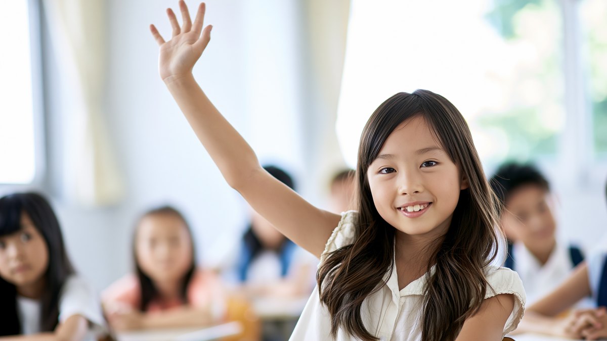 通常の学級で手を挙げる児童のイメージ