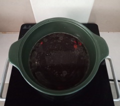 Cho dầu và hành boa rô vào phi thơm vàng. Tắt lửa. Lấy nồi, cho 100ml nước lọc, 2 muỗng canh nước tương đậu nành, 2 muỗng canh nước mắm chay, 2 muỗng canh đường, 1 muỗng canh hạt nêm knorr nấm hương, 1/2 muỗng cà phê muối, ớt cắt, tiêu xanh đập dập vào. Đun sôi, cho chả chay vào đun nước kho cạn 1/2 là được. Tắt lửa.