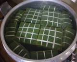 Chất một lớp lá dưới đáy nồi chất bánh vô nồi đổ nước vào nấu. Nấu nồi áp xuất tính từ lúc nước sôi lên mới tính thời gian là 2 tiếng. Tắt bếp ủ bánh trong nồi khoảng 40 phút. Vớt bánh ra cho vào thau nước rửa bánh rồi xếp bánh dằn ép bánh khoảng 6 tiếng hoặc hơn.