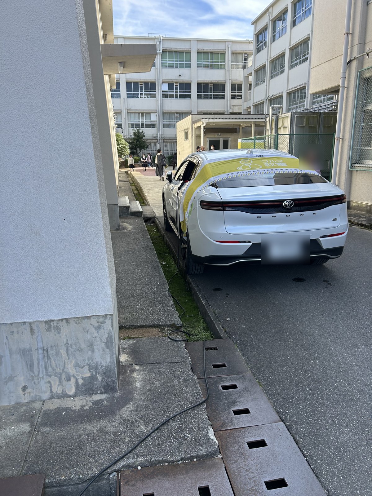 大池中学校の北区総合防災訓練で、神戸トヨペットの給電車から電気を送る様子