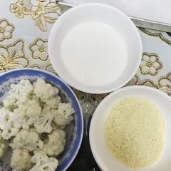 Hòa một ít nước vào bột mì để tạo thành một hỗn hợp lỏng. Nhúng bông cải trắng vào bột, lắc nhẹ để phần bột dư chảy hết, sau đó phủ qua lớp vụn bành mì. Dùng tay bóp nhẹ để vụn bánh mì được dính chặt vào bông cải, và để nhìn tròn trịa hơn.